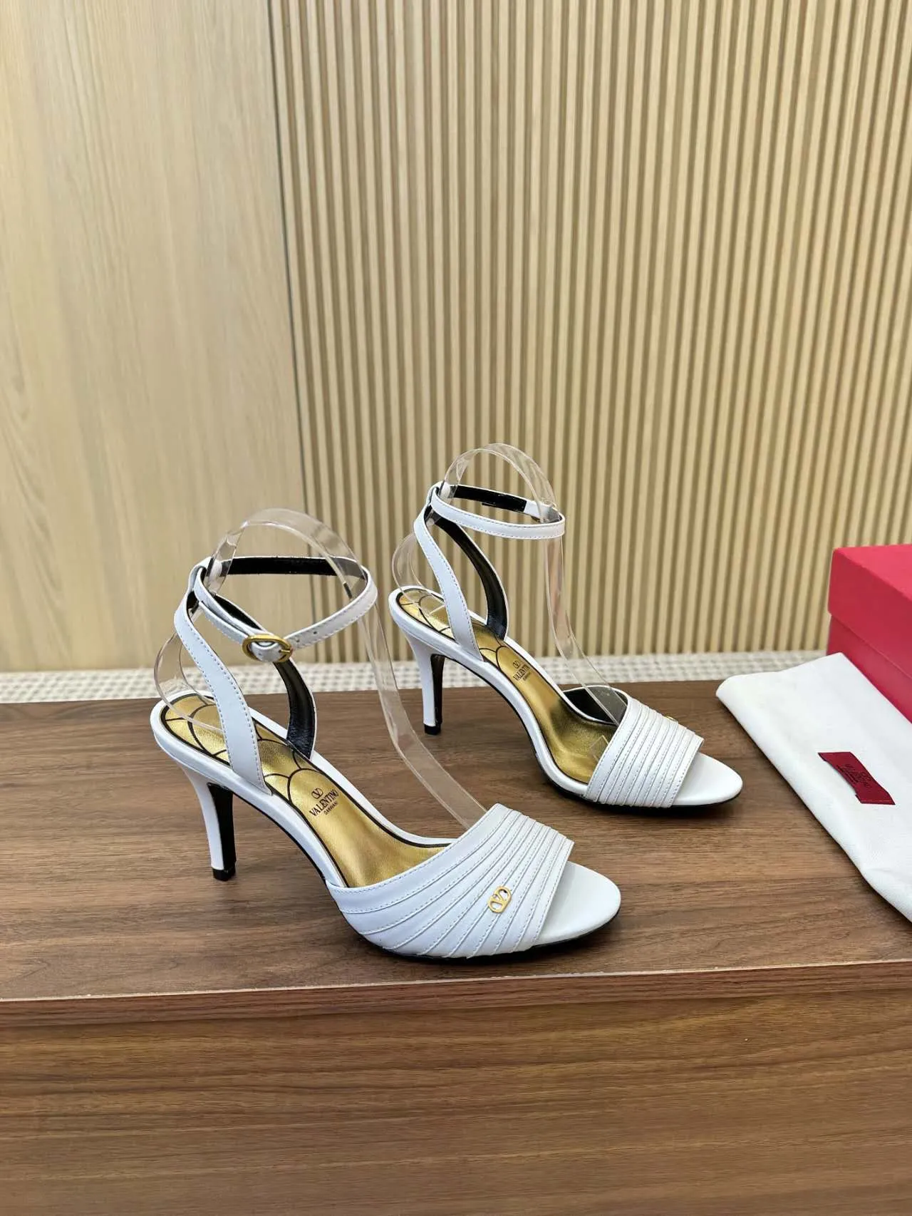 👟👟Ex-factory price 440👟👟 Genuine leather sole +40 Top version 𝑉𝐴𝐿𝐸𝑁𝑇𝐼𝑁𝑂 Valentino new spring and summer women's sandals worth buying ★Absolutely high-grade ❥Original method Absolute sensibility ❥Elegant style Create a different feeling Simple temperament style!  Code number: 35-41 (34-42 customized) Fabric: Imported sheepskin Lining: Lined sheepskin Heel height: 8 cm Leather outsole Rubber outsole